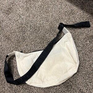 BAGGU off white medium crescent bag